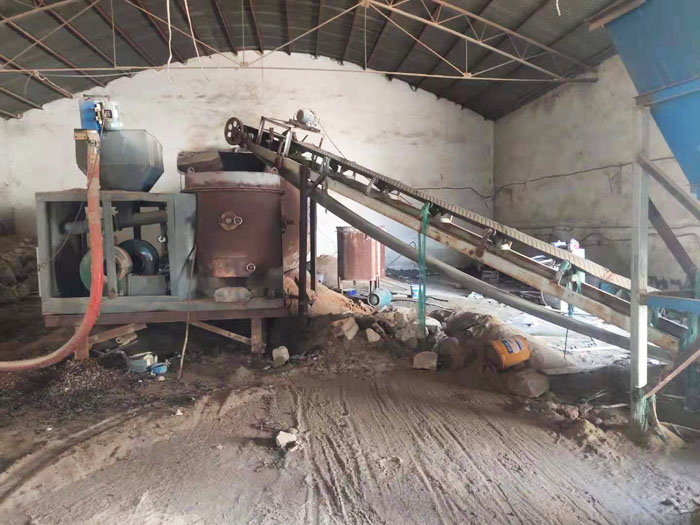 生物質(zhì)顆粒機+進料 生物質(zhì)顆粒機+進料