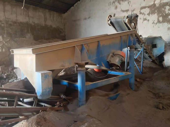 直線振動篩一側(cè) 直線振動篩一側(cè)